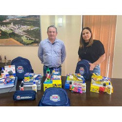 Kits de material escolar são entregues aos alunos da rede municipal de ensino de Balsa Nova